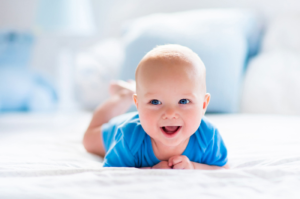 bebe souriant